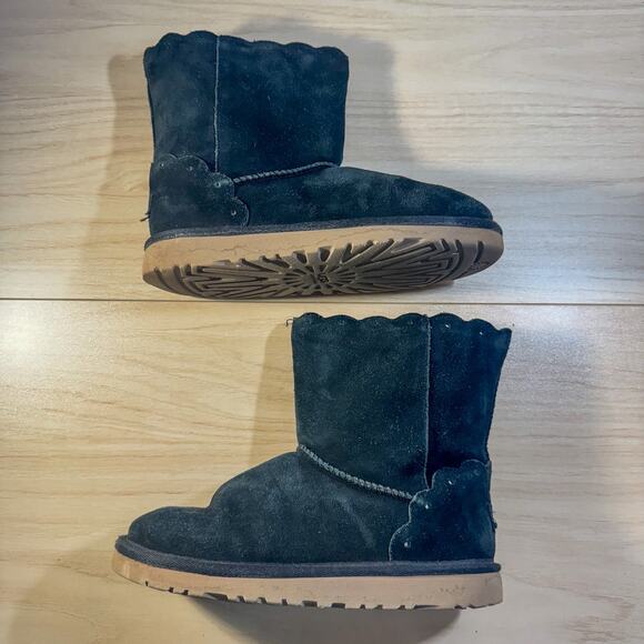 Rare UGG Kids Mini Bailey Bow Scalloped Boot Black Suede Youth Size 3 (1013269K) - Picture 1 of 10